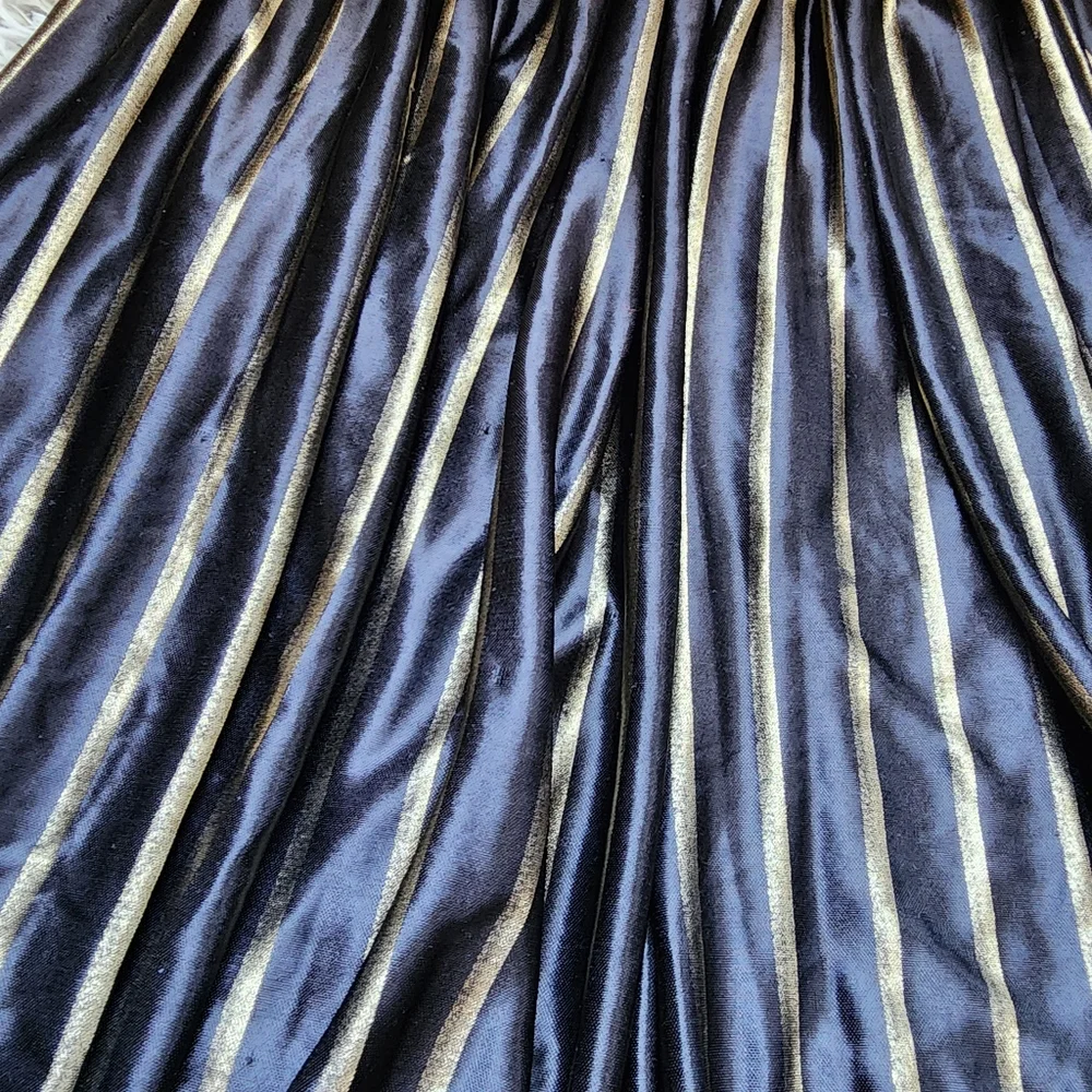 ♠️10/$10♠️ Black and Gold Skirt